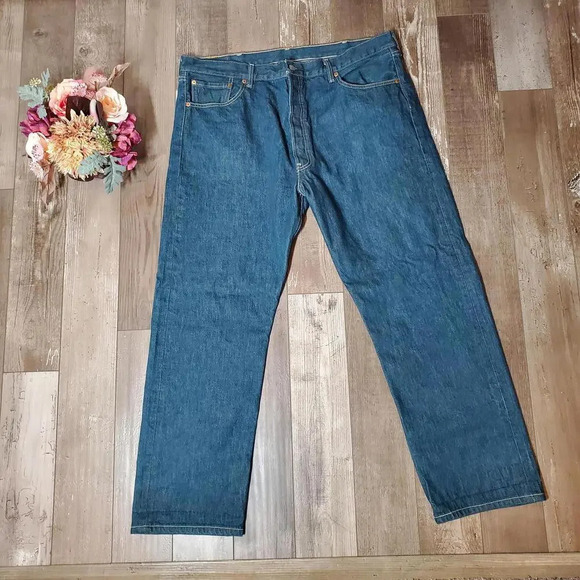 Levi's 501 Men's Original Fit Button Fly Medium Wash Blue Jeans 42x32 - Picture 1 of 12